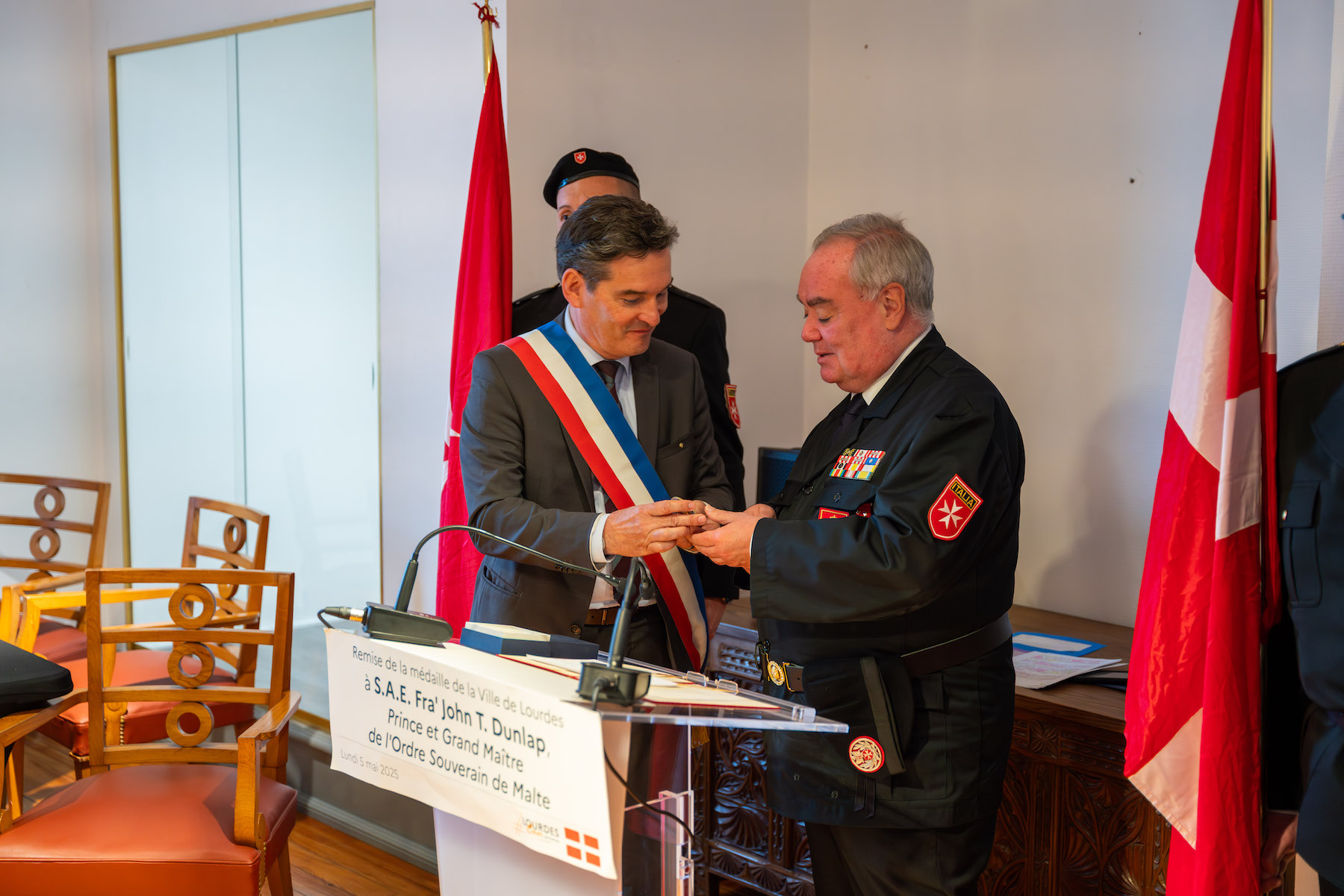 Il Gran Maestro insignito della Medaglia della città di Lourdes